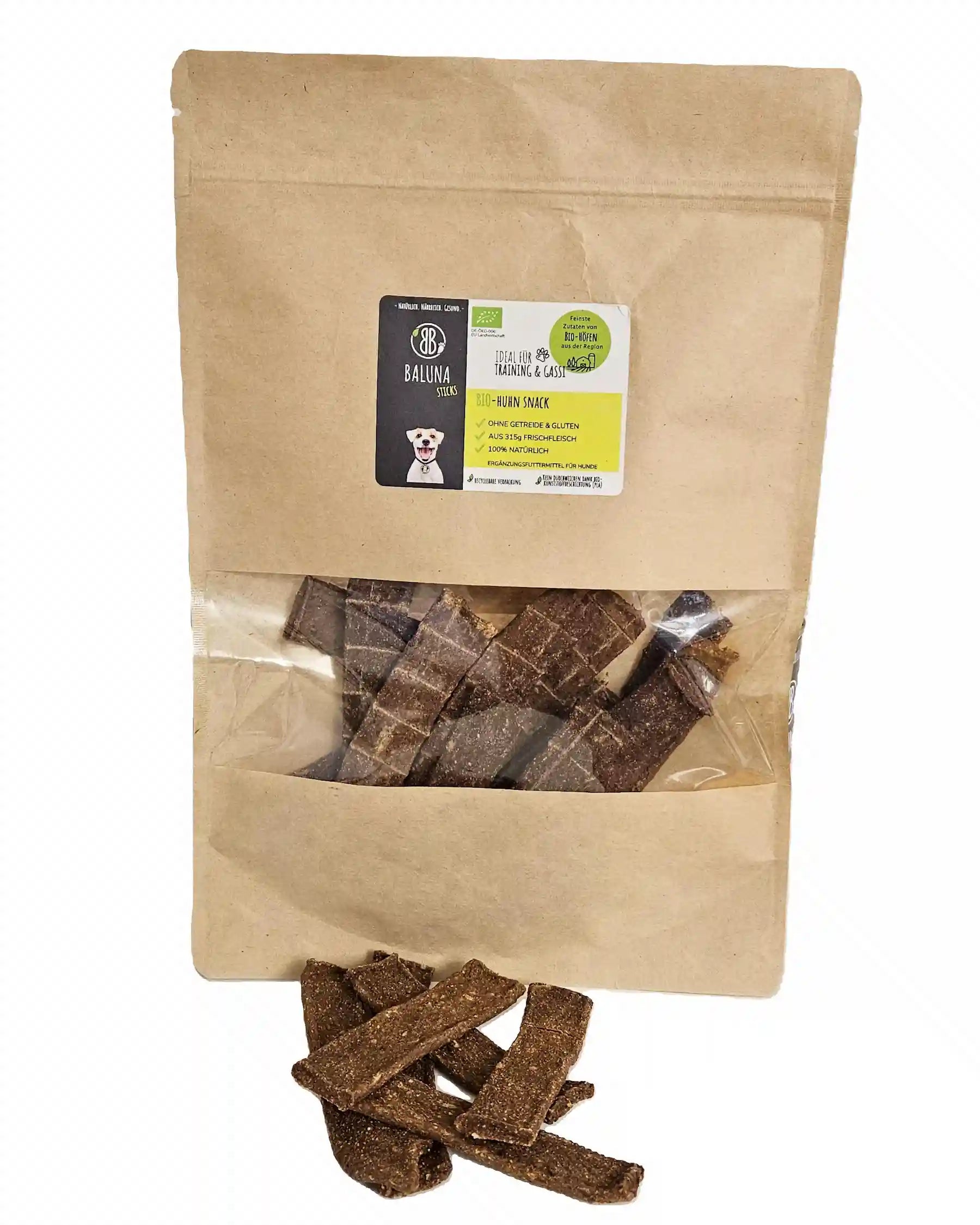 baluna-bio-huhn-snack-150g-in-nachhaltiger-tuete-mit-sichtfenster-und-ausgelegten-hundesnacks-vor-der-verpackung