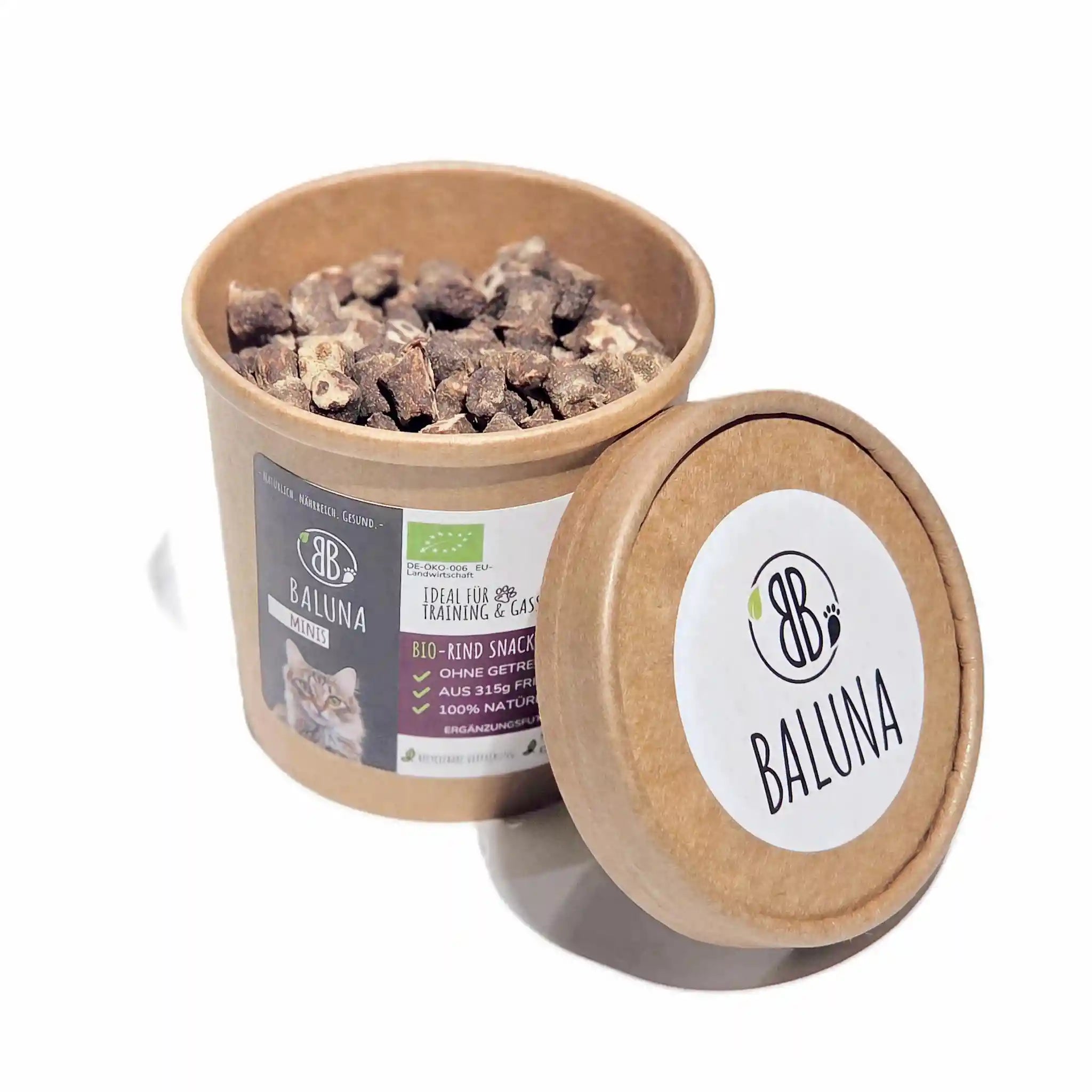 Geöffneter Becher Baluna Bio-Rind Snack Minis für Katzen – natürliche, getreidefreie Bio-Leckerlis aus regionalem Rind im nachhaltigen Becher