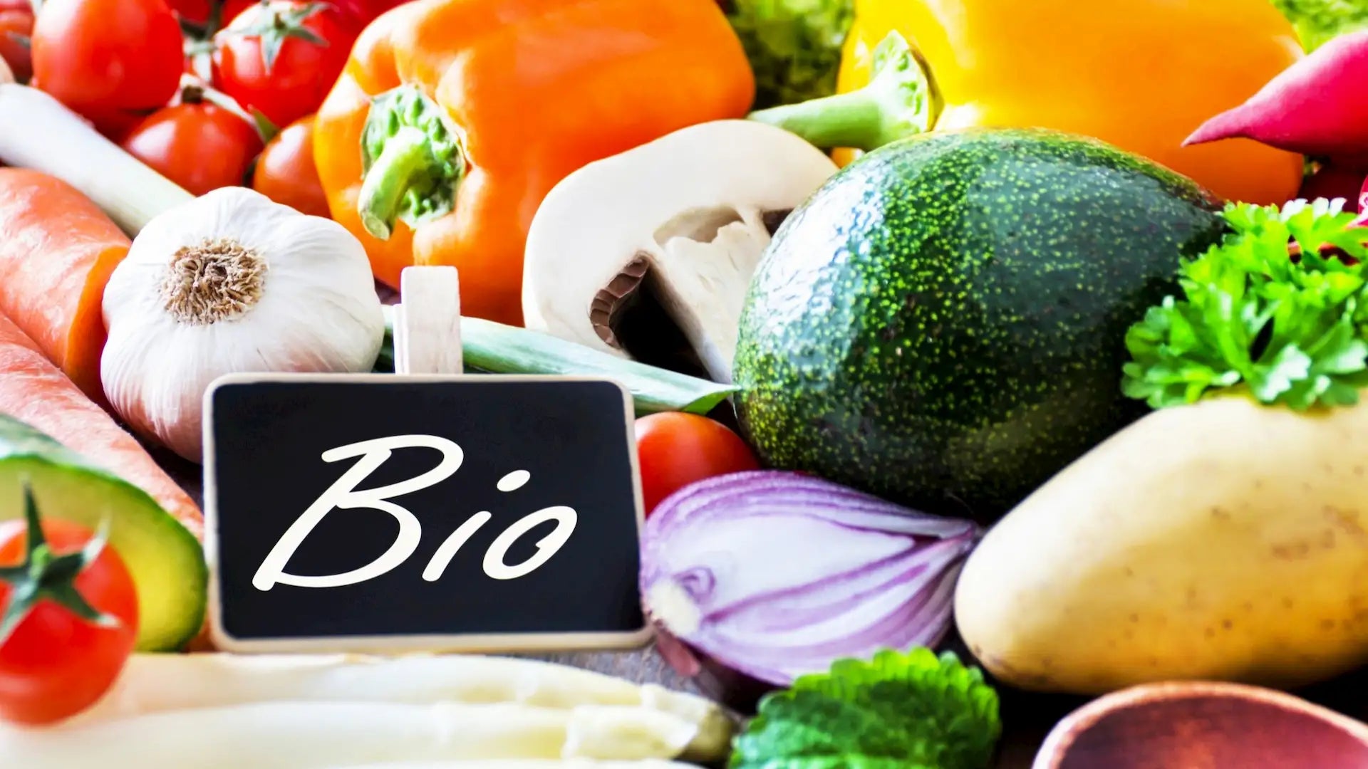 frisches-bio-gemuese-wie-paprika-zucchini-knoblauch-und-karotten-symbol-fuer-natuerliche-bio-qualitaet-bei-baluna