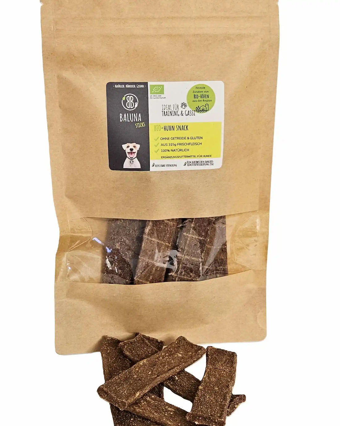 baluna-bio-huhn-snack-150g-in-nachhaltiger-tuete-mit-sichtfenster-und-ausgelegten-hundesnacks-vor-der-verpackung